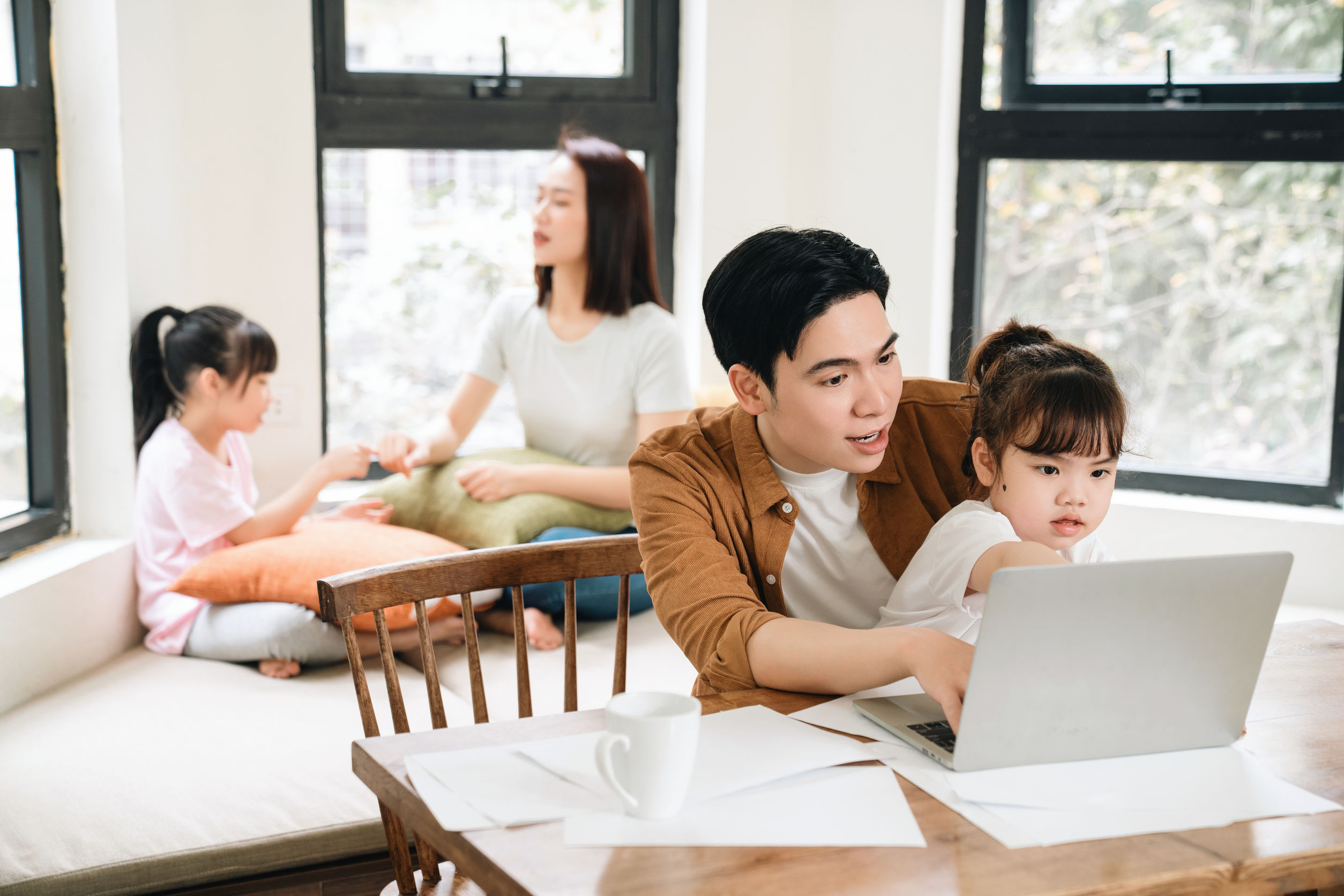 僱員除了是企業的員工外，同時也擔當父母、子女等不同的家庭角色。若僱主能在工作間實施家庭友善僱傭措施，為僱員提供彈性工作安排，讓他們可兼顧工作和家庭責任，相信定能吸引及挽留人才。